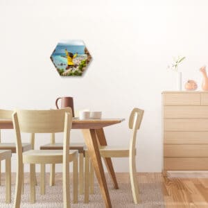 1. Fotografía moderna de un comedor con decoración minimalista y arte en pared.