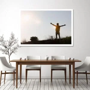 1. Persona disfrutando del aire libre al atardecer en un paisaje natural con colinas y vegetación.