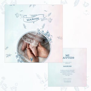 1. Bebé recién nacido en invitación de bautizo con detalles delicados y florales en tonos azul y rosa.