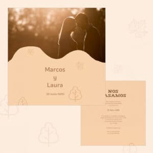 Amor pareja romántica al atardecer, invitación boda con estilo natural y elegante.
