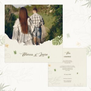 Invitados en boda al aire libre con invitación floral y naturaleza.
