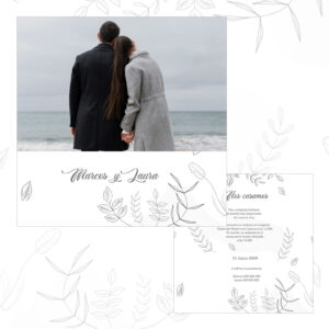 Unidos en la playa, pareja de novios en historia de amor romántica y boda en la costa.