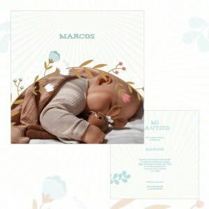 Duerme niño con invitación al bautizo en tonos pastel, detalles de flores y animal de juguete en estilo tierno y acogedor.