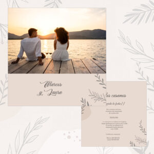Pareja disfrutando atardecer en puerto con vista a las montañas, invitación a boda romántica al aire libre, fotografía creativa.