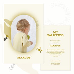 Bautizo infantil de niño con fondo decorativo y foto del niño sosteniendo un objeto verde en actitud reflexiva.