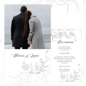 1. Pareja de novios con abrigos en la playa, invitación de boda moderna y elegante.