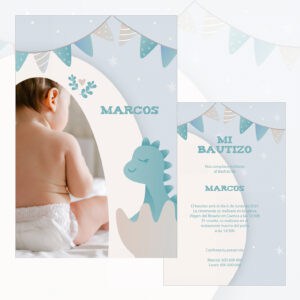 Foto de invitación de bautizo para niño con tema de dinosaurio azul y decoraciones 3D.