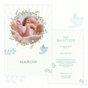 Dedo de bebé con mano, ceremonia de bautizo infantil, invitación tierna para evento religioso.