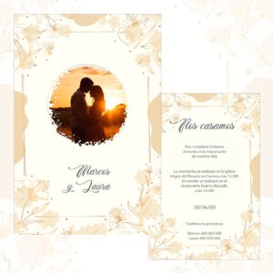 Novios en atardecer romántico, invitación de boda elegante y floral.
