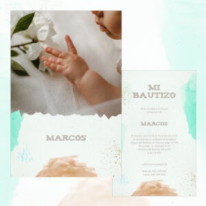 Niña tocando una flor blanca en invitación de bautizo, fotografía artística y elegante.