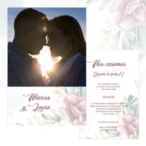 Novios en Boda, Silueta en Atardecer, Invitación de Boda con Flores Palmeras y Texto Elegante.