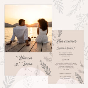 Alto texto: Pareja en atardecer romántico en la playa, invitación de boda en fondo natural y elegante.