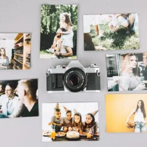 Disparo de cámara vintage con fotos familiares y amigos en diferentes escenas de celebración y vida cotidiana.