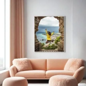 1. Fotografía de interior de salón con sofá rosa y obra de arte en la pared.