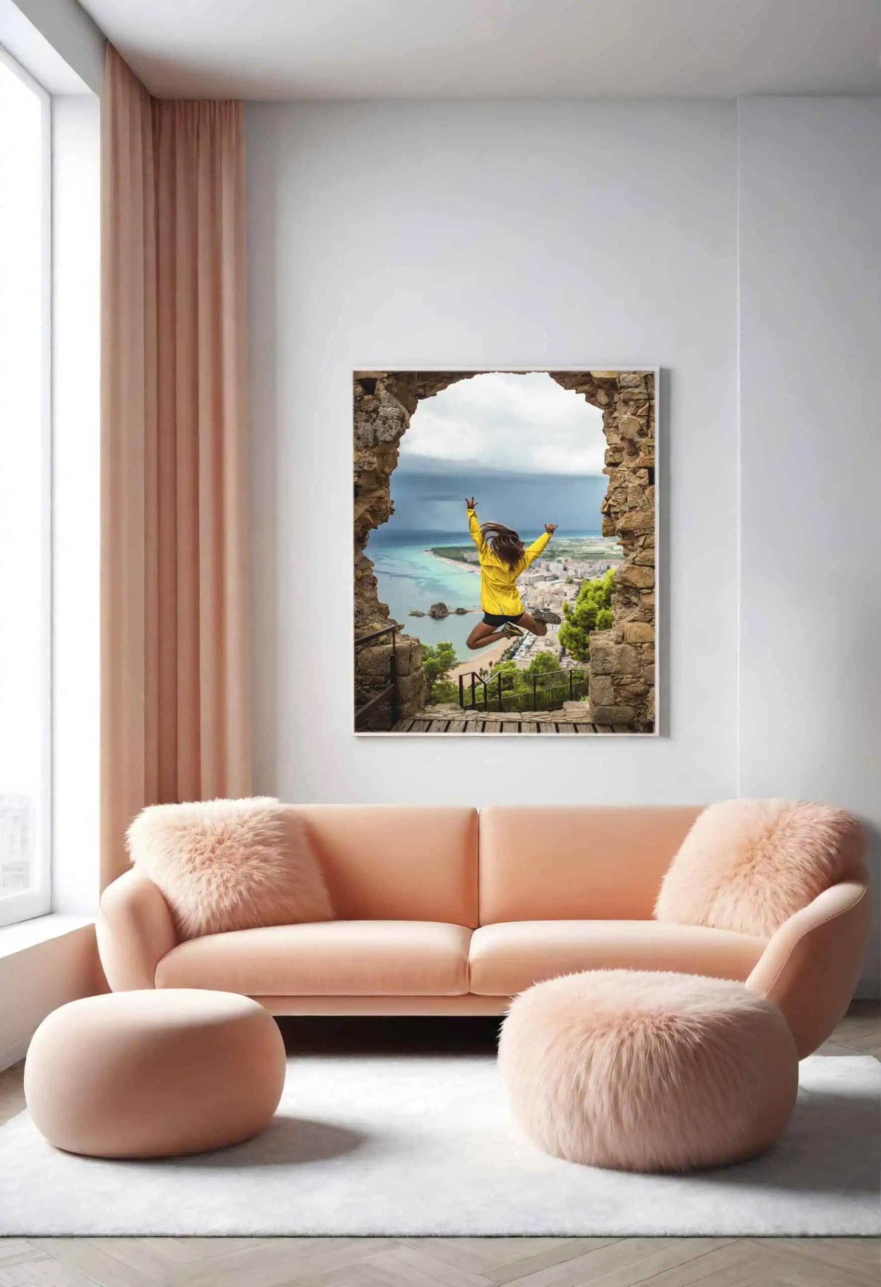 1. Fotografía de interior de salón con sofá rosa y obra de arte en la pared.