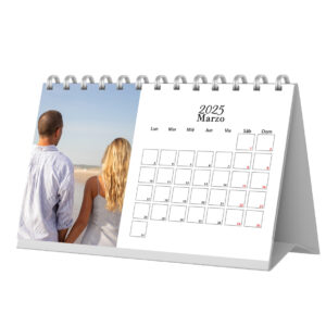 Reloj calendario de escritorio para marzo 2025 con imagen de pareja en la playa.