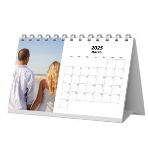 Reloj calendario de escritorio para 2025 en marzo con fotografía de pareja en la playa.