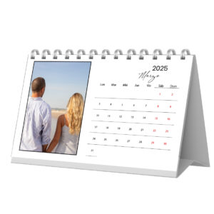 1. Rincón romántico en la playa con pareja, calendario 2025, mar y arena.