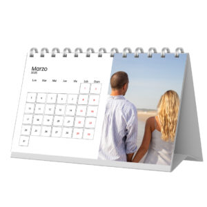 Calendario de escritorio con pareja en la playa, planificación y vacaciones de marzo 2025, turismo y momentos especiales.