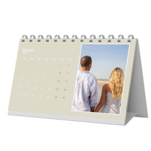 Reloj de escritorio con fotografía de una pareja en la playa, diseño elegante y funcional para organización.
