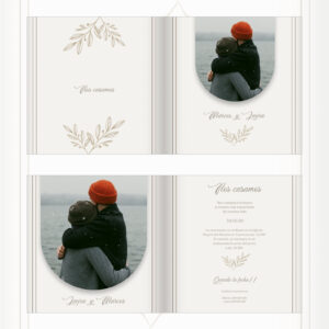 Amor y amistad en la costa: pareja abrazada frente al mar en una romántica fotografía de invitación de boda.