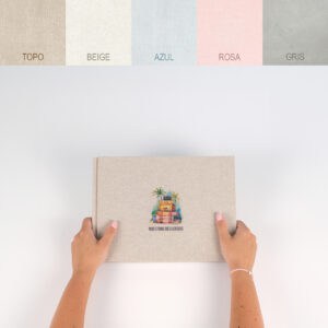 Ámbito: Muestra un libro con ilustraciones de viajes y recuerdos, fondo blanco, manos sosteniendo el libro.