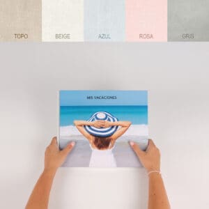 Chica con sombrero de playa en la playa, vacaciones y descanso. Fotografía de estilo relajante y veraniego para artículos de viajes y ocio.
