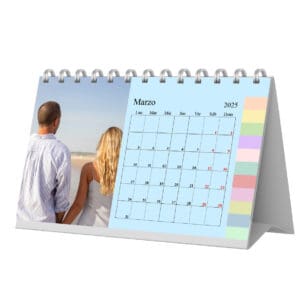 Reloj calendario de mesa con foto de pareja en la playa, mes marzo 2025, en estilo minimalista y personalizable.