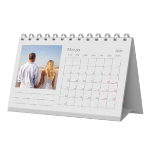 Pareja en la playa, calendario de marzo 2025, momento romántico y fotográfico, tendencia en fotografía de eventos y recuerdos.