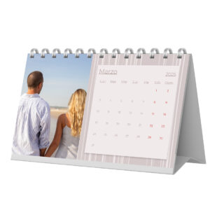 Chico y chica mirando al mar en calendario de escritorio marzo 2025, fotografía paisajística, romántica y de naturaleza.