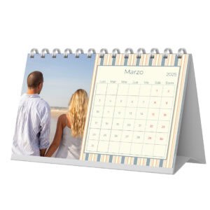 Reloj de escritorio con calendario de marzo 2025 y foto de pareja en la playa.
