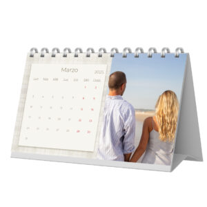 Esquina de calendario de escritorio con pareja en la playa en marzo 2025, ideal para regalos corporativos y personalización.