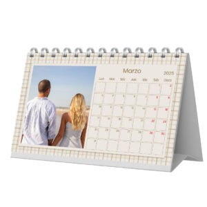 Reloj calendario de escritorio con pareja en la playa, marzo 2025, concepto de planificación y vacaciones.