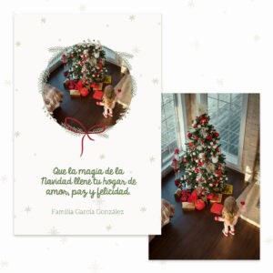 Árbol de Navidad decorado con regalos y adornos en interior con luz natural.