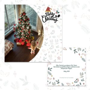 Árbol de Navidad decorado con ornamentos rojos y blancos, regalos debajo, y niña disfrutando en interior acogedor.