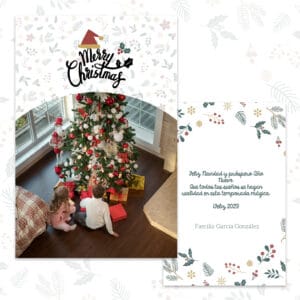 Árbol de Navidad decorado con regalos y niños disfrutando en un ambiente festivo.