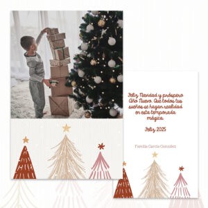 Arbol de Navidad decorado con bolas doradas y blancas, niño colocando regalos en casa.