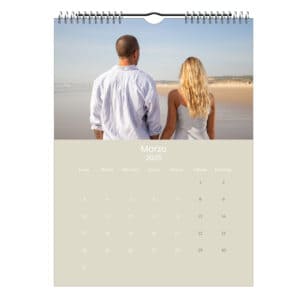 Rostro de una pareja caminando en la playa al atardecer, disfrutando del paisaje y la tranquilidad del mar.