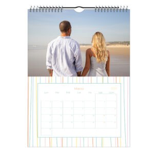 Un calendario de marzo 2025 con imagen de pareja en la playa, diseño colorido, ideal para planificación y organización personal.