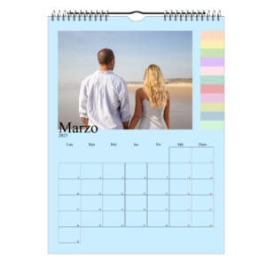 Paisaje de pareja en la playa durante el atardecer con cielo despejado.