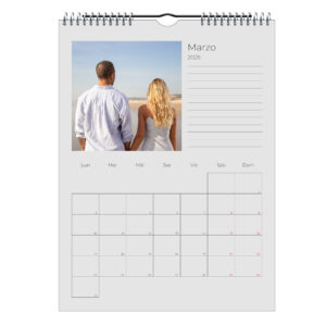 Pares de jóvenes en la playa en la vista del calendario de marzo 2025 en Fondo de energía positiva y naturaleza.