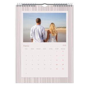 Mujer y hombre caminando en la playa, calendario de marzo 2025, estilo minimalista y elegante.