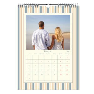 Chico y chica caminando en la playa en marzo 2025 con calendario incluido.