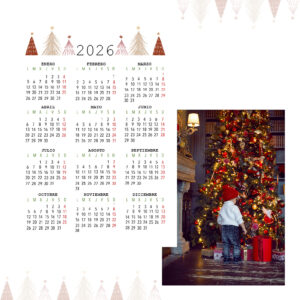 Lámpara de interior junto a árbol de Navidad decorado con luces y ornamentos en sala elegante.