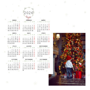 Árbol de Navidad decorado con luces y regalos en interior elegante con niño pequeña disfrutando.