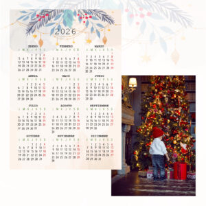 Árbol de Navidad decorado con luces, adornos y regalos en interior festivo.