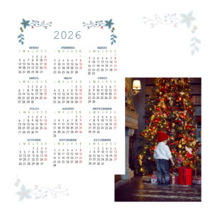 Calendario 2026 con decoración navideña y árbol de Navidad en interior elegante.