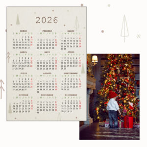 Arbol de Navidad decorado con luces y adornos en una sala elegante, estilo navideño para la temporada festiva de 2026.