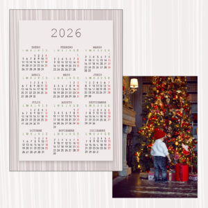 Lámpara de esquina y árbol de Navidad decorado con luces y adornos en interior elegante.