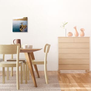 Calma y minimalismo en decoración de interiores con madera natural y cerámica.